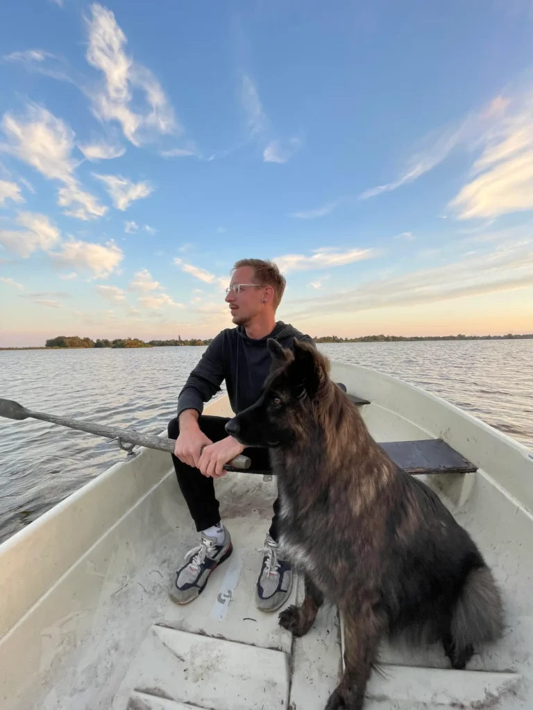 Patrick Gruben mit seinem Hund Balou im Boot